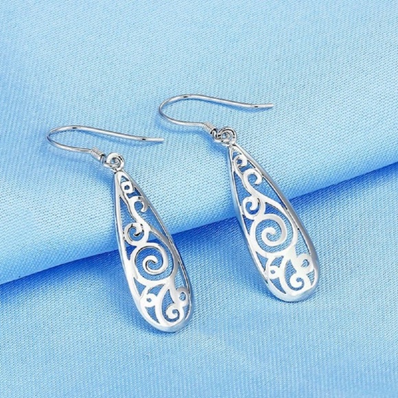 ❤️4 for $20 Sale❤️ Elegant Drop earrings - Picture 3 of 7